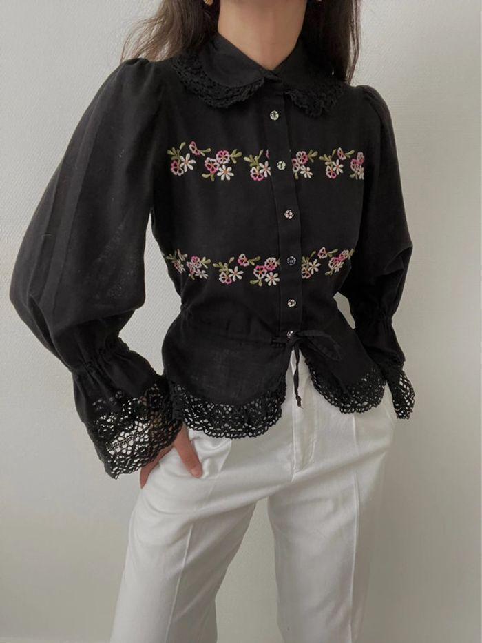 Blouse noire à broderie florale et dentelle - photo numéro 2