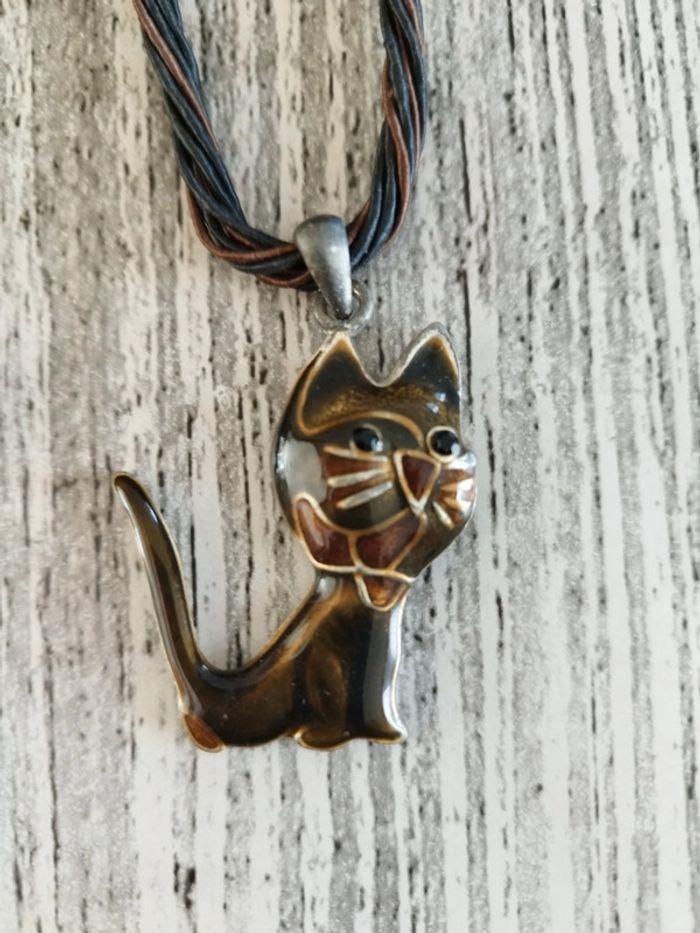 Joli collier cuir et pendentif chat - photo numéro 2