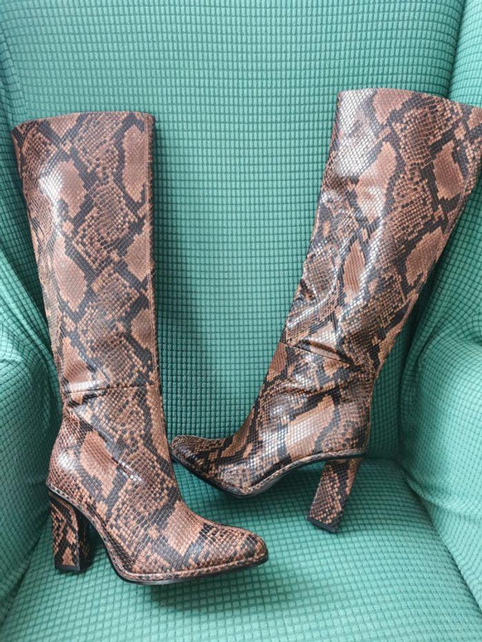 Bottes marron Zara en cuir vegan motif serpent - photo numéro 1