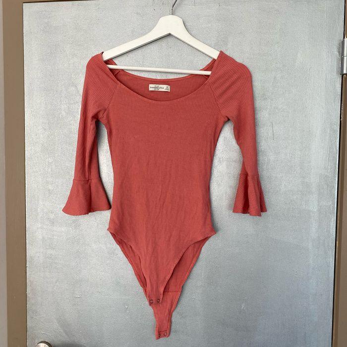 Body Abercrombie rose saumon taille M avec manches 3/4 et évasées