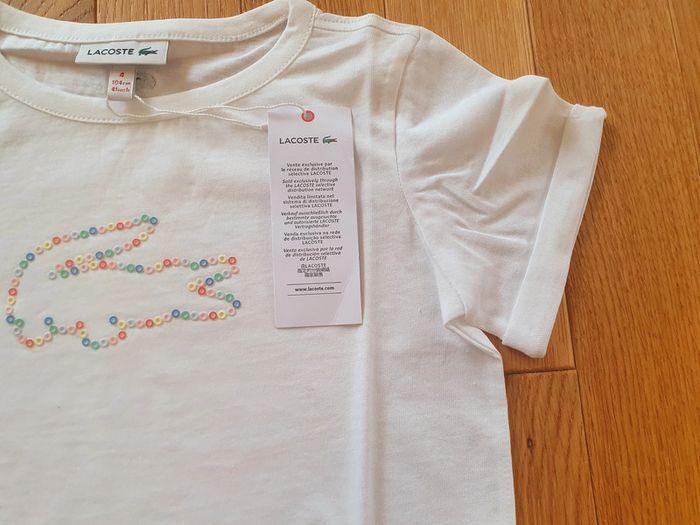 T-Shirt "Lacoste" blanc  pour fille 4 ans neuf sous blister. - photo numéro 4