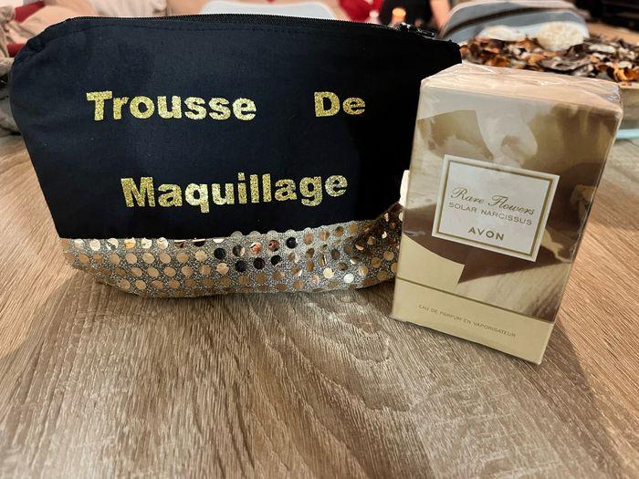 Trousse de maquillage avec son parfum