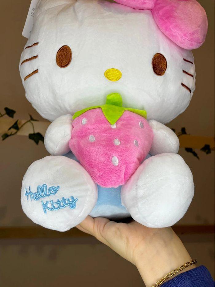 Peluche Hello Kitty avec la fraise 🍓 - photo numéro 13