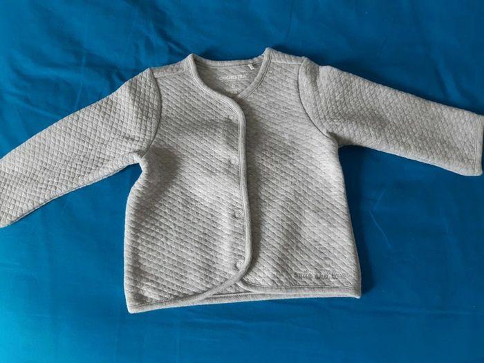 Gilet brassière cardigan 6M gris neuf - photo numéro 1