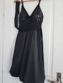 Robe noire taille 36/38 haut sequins