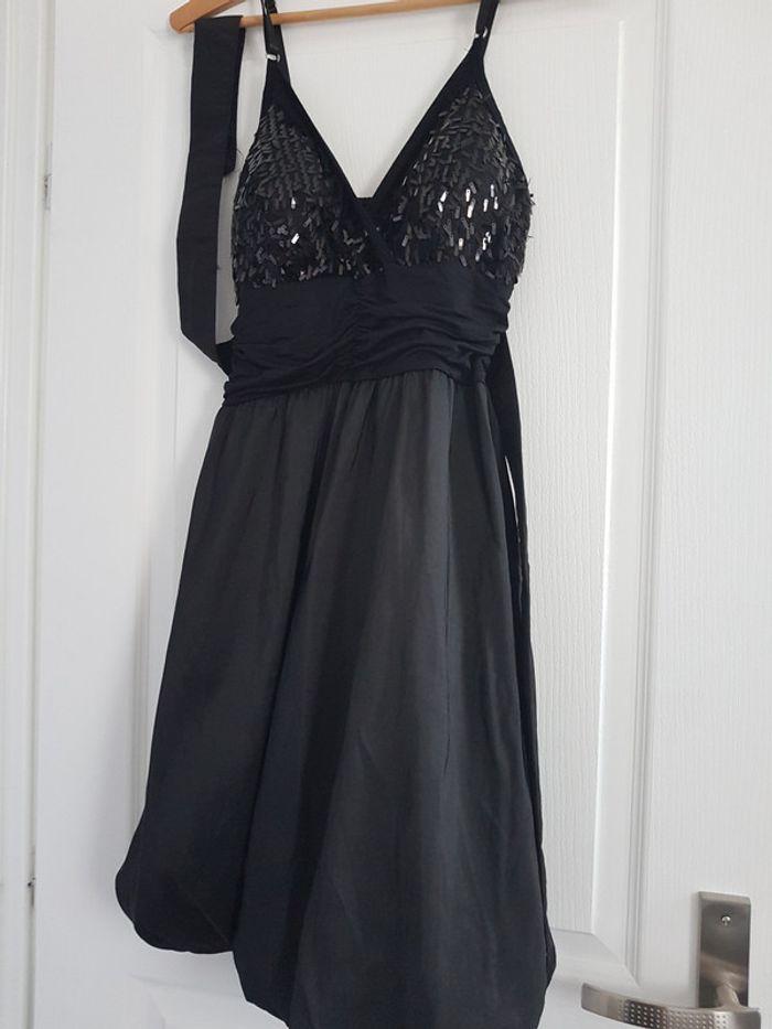 Robe noire taille 36/38 haut sequins - photo numéro 1