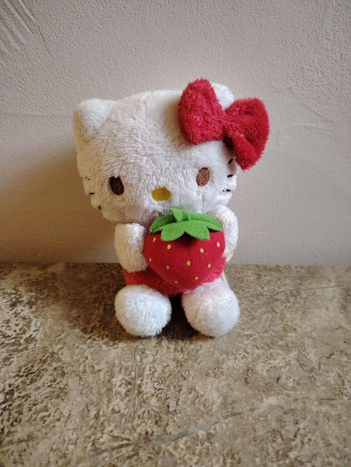 Peluche doudou Hello Kitty Sanrio 15 cm - photo numéro 1