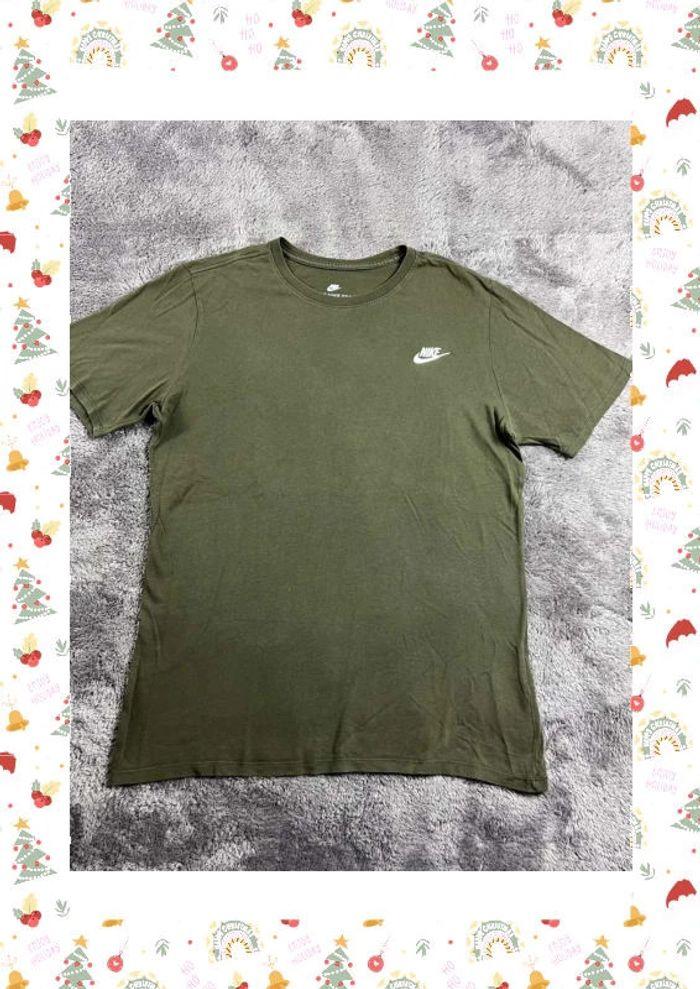 👕 T-shirt Nike logo brodé Kaki Taille M 👕 - photo numéro 1