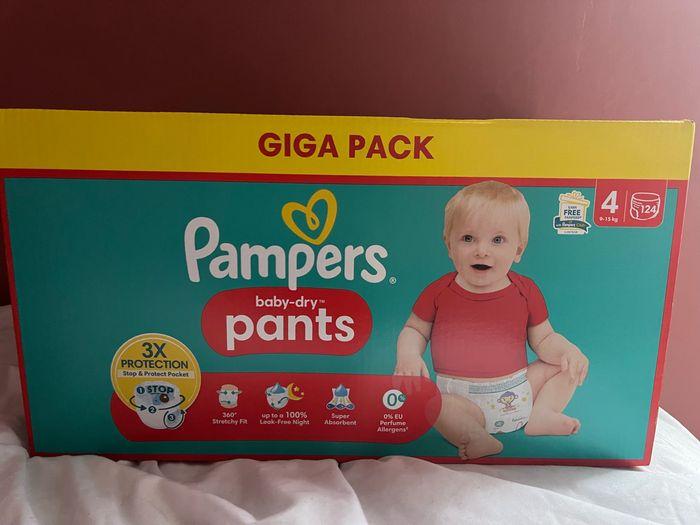 Couche culotte Pampers baby dry taille 4 (par 124)