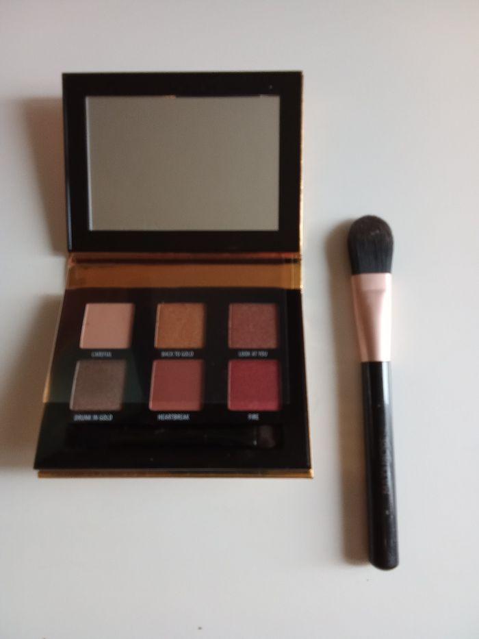 Palette Nocibé maquillage neuve et un grand pinceau, ombre, far à paupières, maquillage, multicolore, de poche, miroir - photo numéro 1