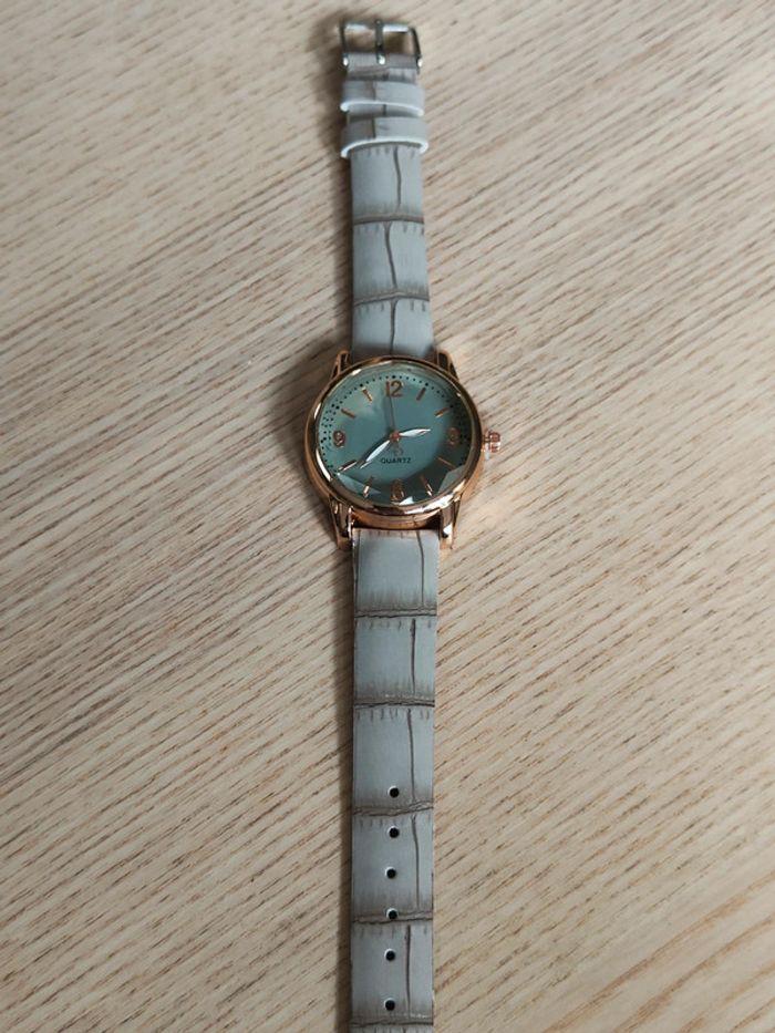 Montre grise totale, femme, élégante en reliefs - photo numéro 3