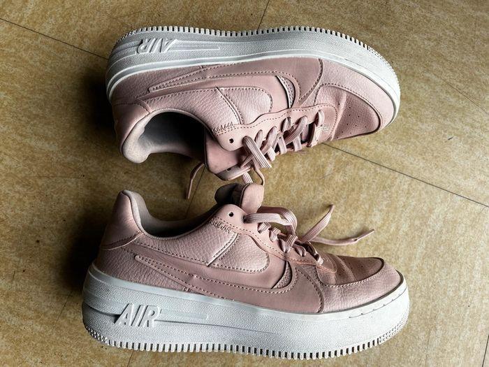 Nike air force one rose très bon état 38,5 - photo numéro 1