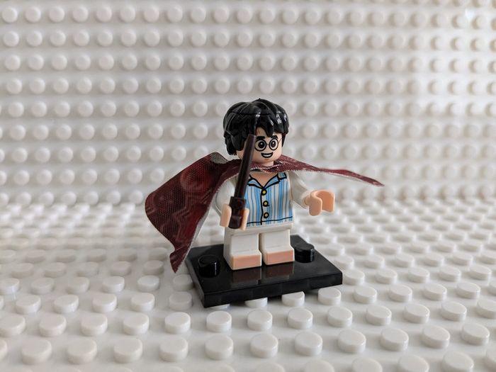 Figurine Harry Potter et sa cape d'invisibilité style lego