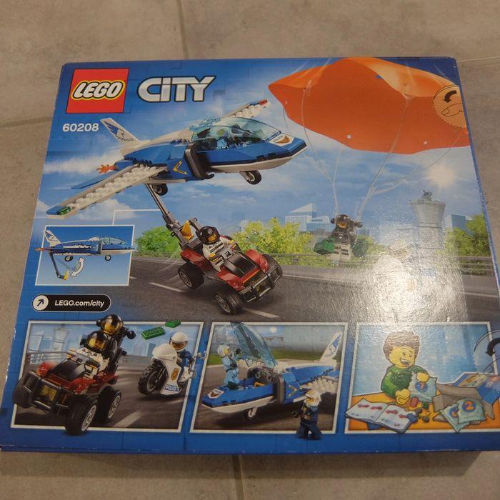 Lego City 60208 L'arrestation en parachute - photo numéro 2