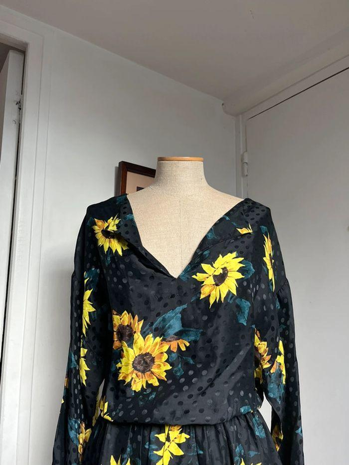 Robe the Kooples en soie et viscose noir et jaune avec de jolies fleurs tournesol - photo numéro 2