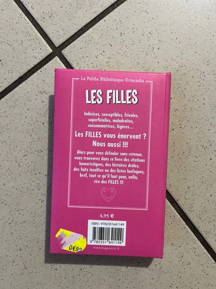 La petite bibliothèque grinçante les filles - photo numéro 2