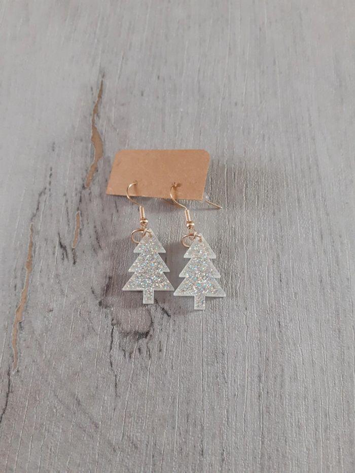 Boucles d'oreilles petites Sapins de Noël blanc brillants