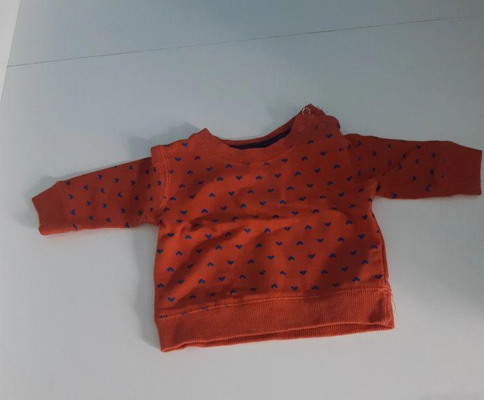 Petit pull orange et motifs bleu - photo numéro 1