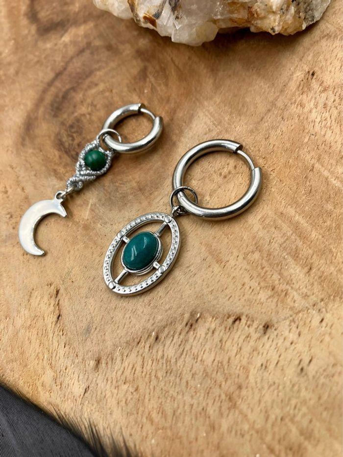 Boucles d’oreilles petites créoles en macramé avec pierre de Malachite - photo numéro 2