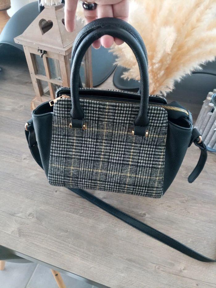 🙋🏼‍♀️Sac à main noir blanc et jaune bon état kiabi - photo numéro 6