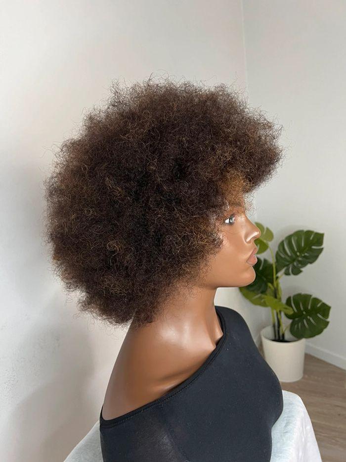 Belle perruque afro avec reflet blond - photo numéro 11