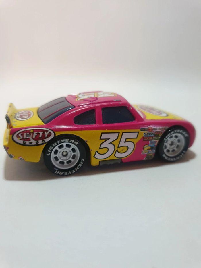 Mattel Voiture Cars Disney/Pixar Kevin racingtire Shifty Drug n°35 Rose/Jaune - 1/55 - photo numéro 6