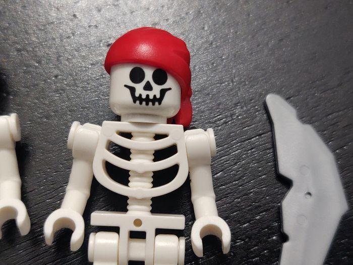 Lot 2 Figurines Lego squelette pirate avec sabre - Halloween - vrai Lego - photo numéro 9