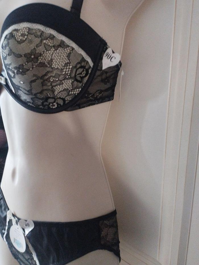 Ensemble de lingerie neuf 90C et 40 pour la culotte shorty - photo numéro 4