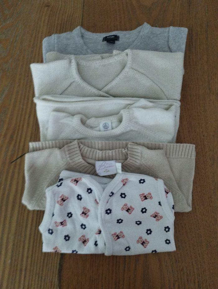 5 gilets bébé 0/1 mois - photo numéro 1