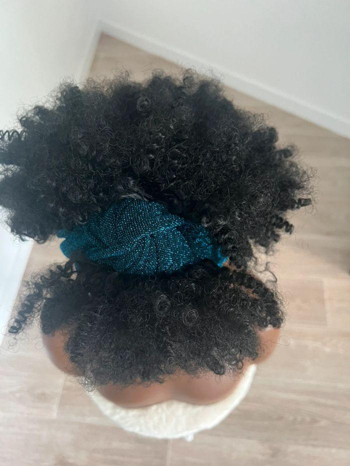 Perruque bandeau afro bouclée noire - photo numéro 12