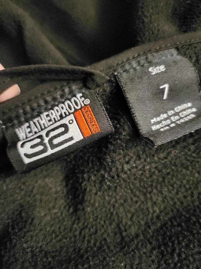 Veste 32 degree de ski bleu marque weatherproof doulure polaire noir taille 7 ans en tres bon etat , poche avec scrath, et 1 poche interieur pour le relief c'est la qualité des photos, elle est bien noir, de qualité superieur, elle tient tres chaud 🤗 - photo numéro 9