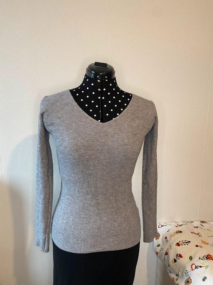 Pull moulant gris ouvert dans le dos taille S / 36 - photo numéro 1