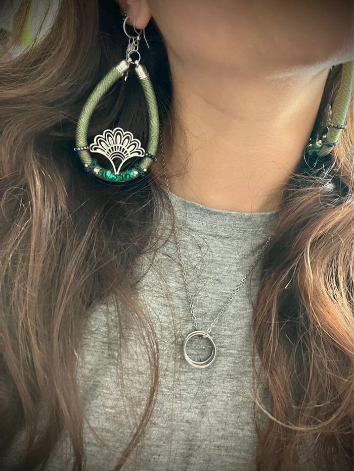 Boucles d’oreilles grosses créoles en macramé avec pierres de Malachite - photo numéro 4