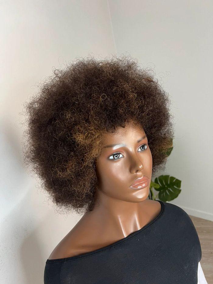 Belle perruque afro avec reflet blond - photo numéro 2