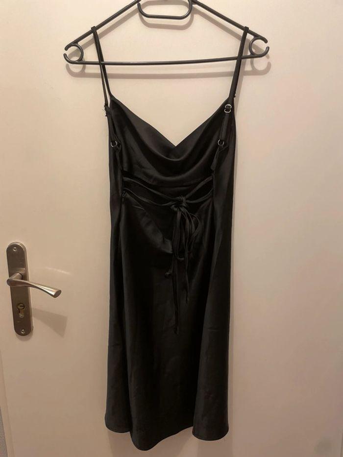 Robe de soirée satinée noir - photo numéro 3