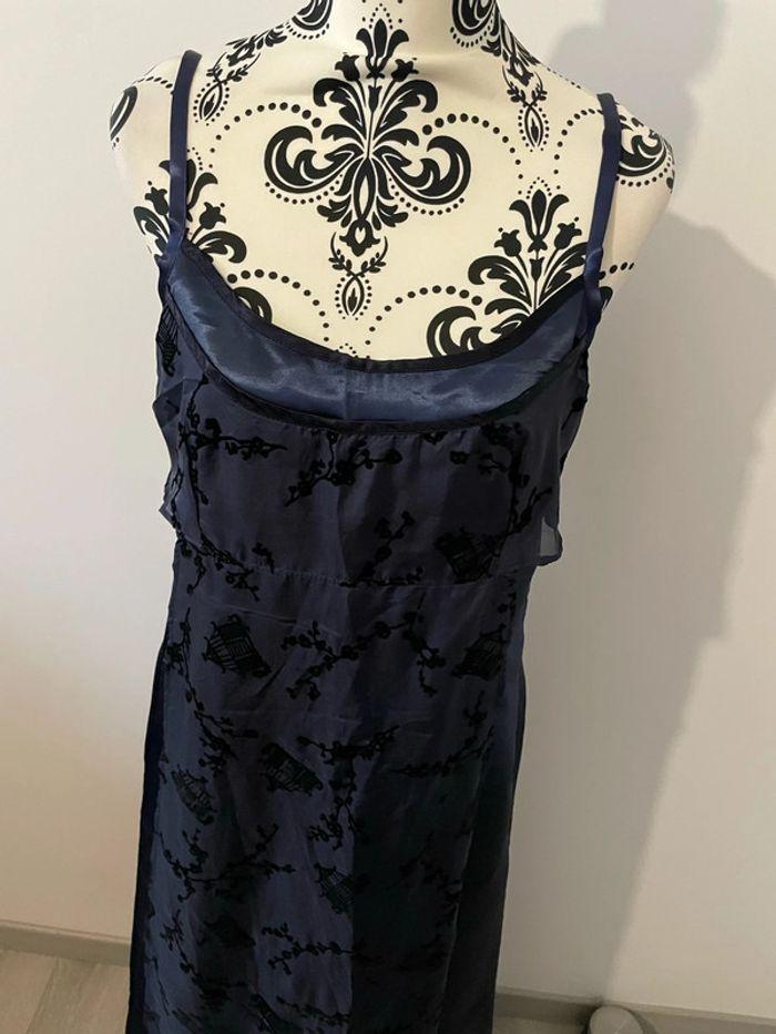 Robe de soirée à bretelles bleu marine en satin doublé motif noir suédine taille 40 - photo numéro 2