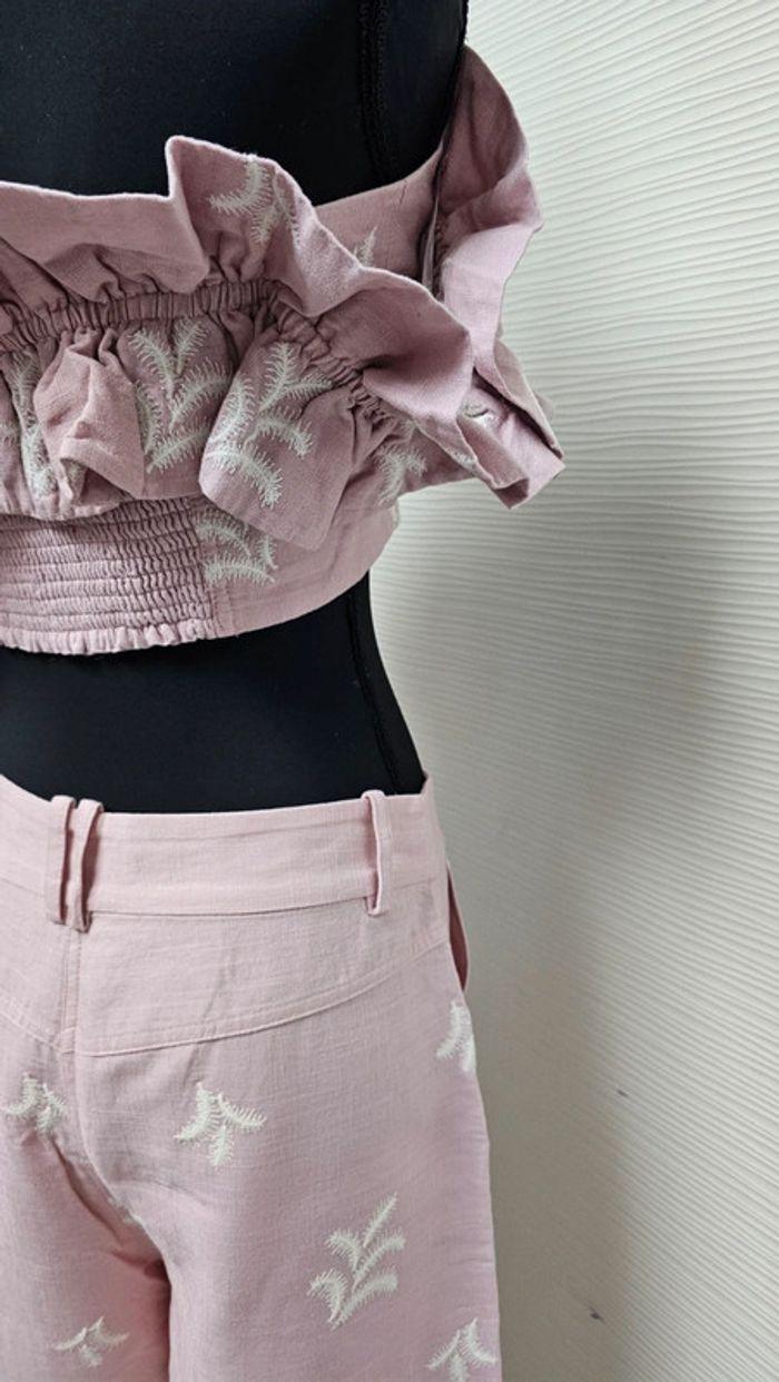 Ensemble rose haut épaules dénudées pantalon lin rose broderies Zara - photo numéro 9