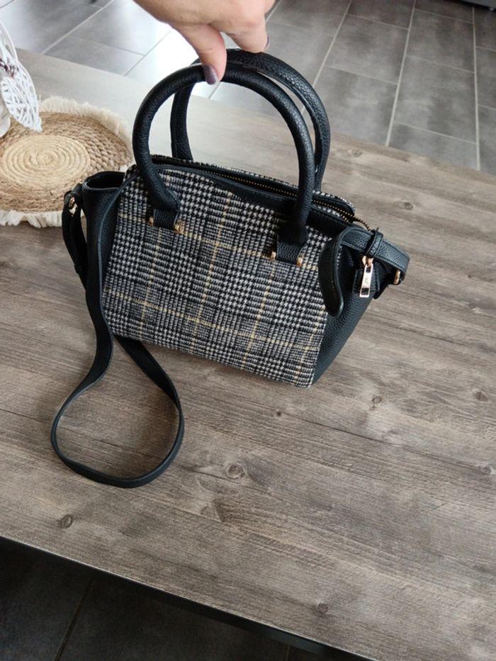 🙋🏼‍♀️Sac à main noir blanc et jaune bon état kiabi - photo numéro 1