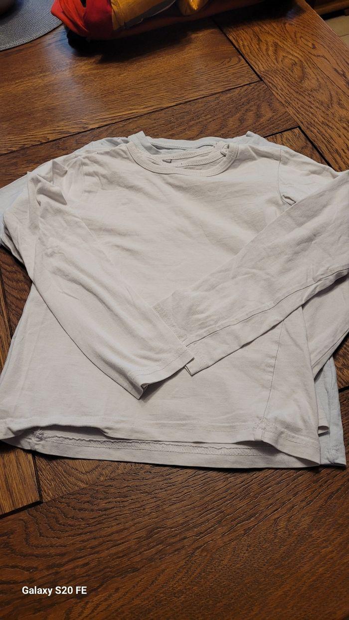 Lot de 2  t shirt manches longues 6/8 ans  blancs et 1 du 8 ans  imprimé - photo numéro 4