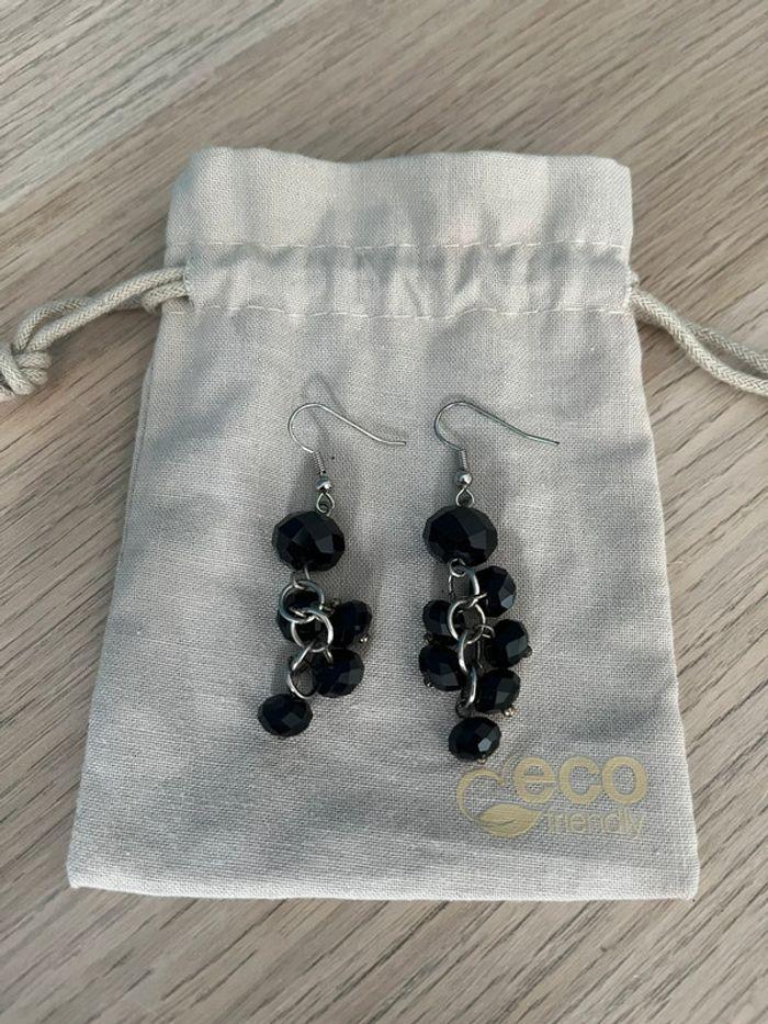 Boucles d’oreilles noir pendante - photo numéro 1