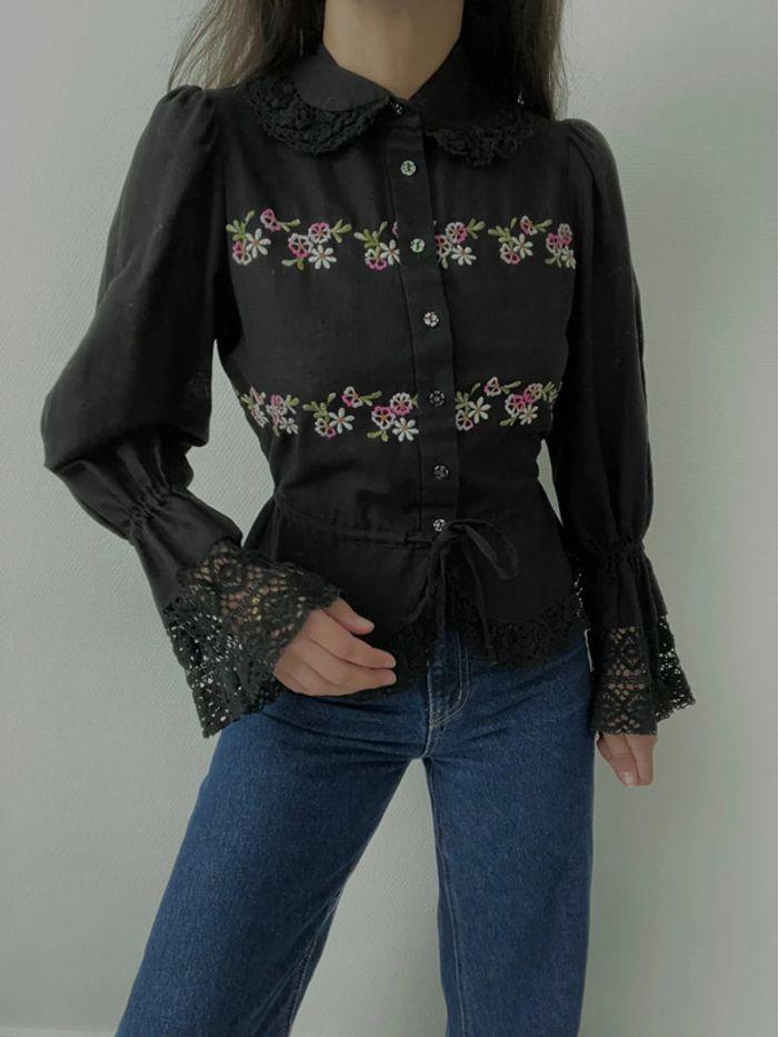 Blouse noire à broderie florale et dentelle - photo numéro 3