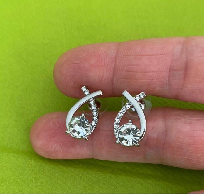 Très belle paire de boucles d’oreilles strass en alliage argenté - photo numéro 7