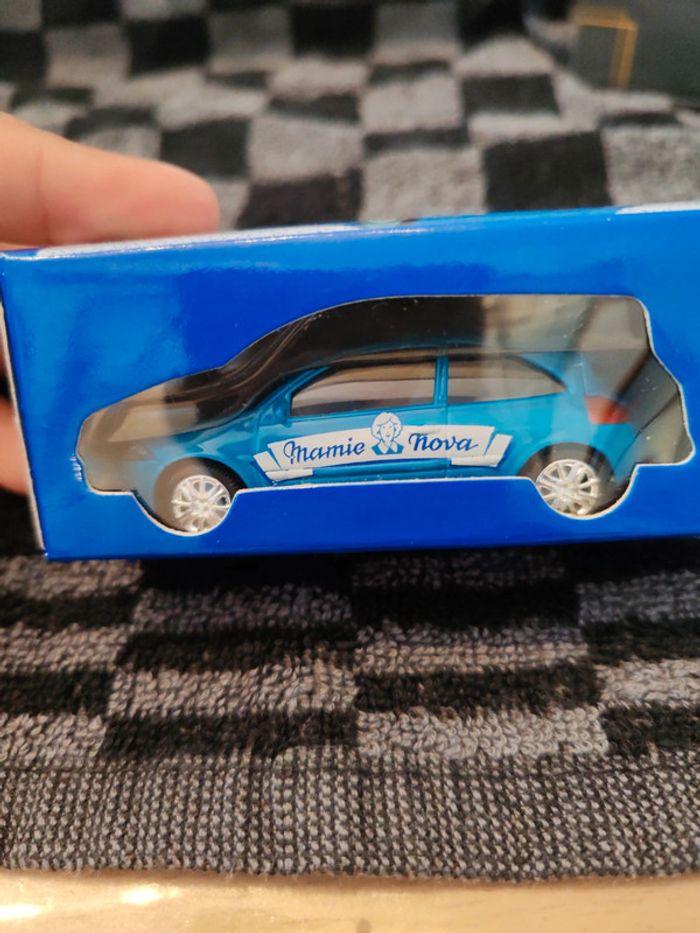 Figurine collection véhicule Renault modèle Mégane publicité mamie Nova - photo numéro 1