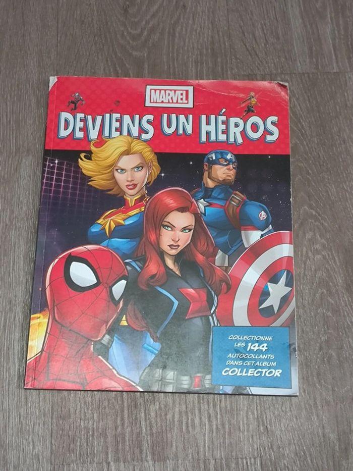 Livre album stickers Marvel deviens un héros - photo numéro 1