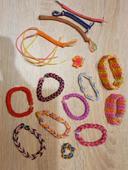 Lot bracelets en élastiques + scoubidou + boite