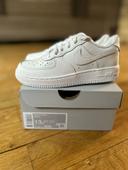 Nike Force 1 blanches pour enfants pointure 31