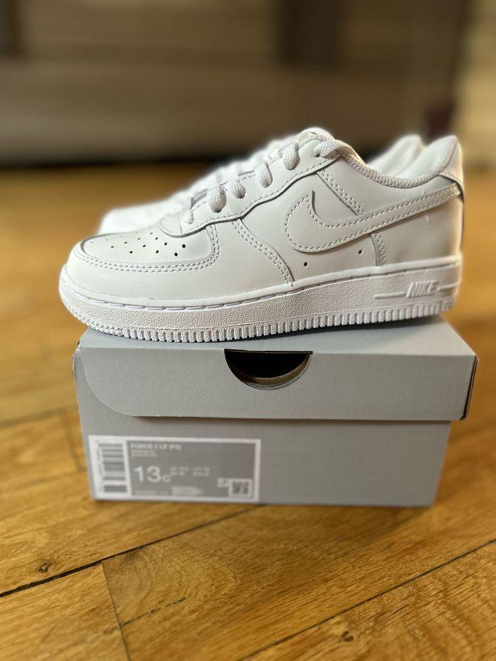 Nike Force 1 blanches pour enfants pointure 31 - photo numéro 1