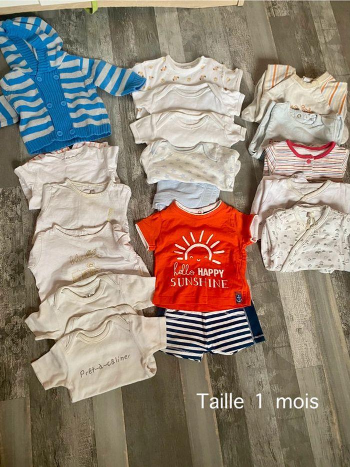 Lot vêtements divers en taille 1 mois - photo numéro 1