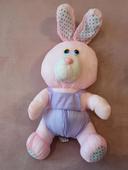 Peluche lapin rose portant salopette mauve en toile de parachute