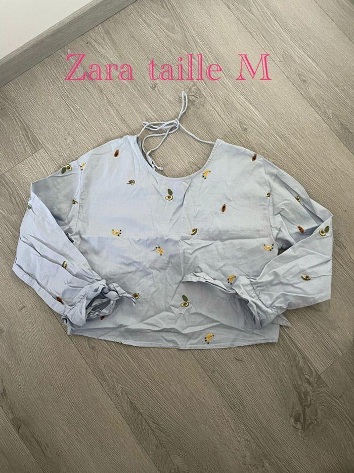 Blouse à manches 3/4 bleu clair effet jean motifs fruit dos ouvert avec noeud Zara taille M - photo numéro 1